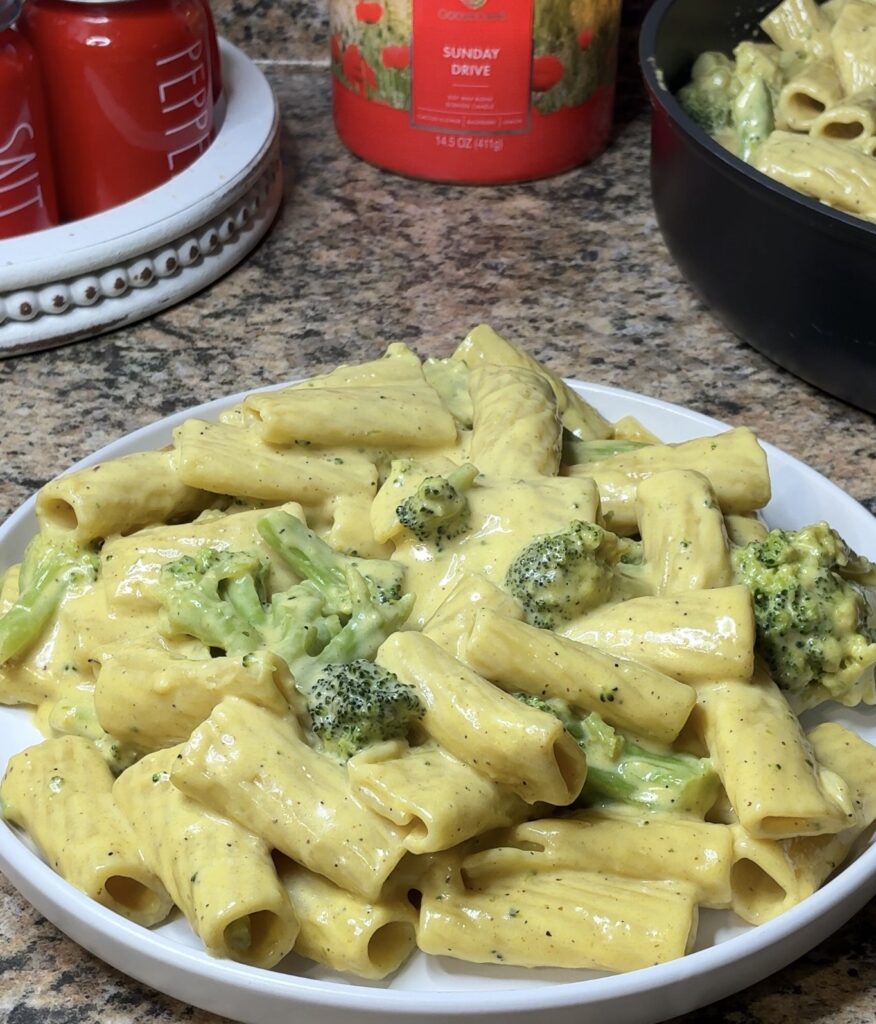 One Pot Broccoli Cheddar Pasta