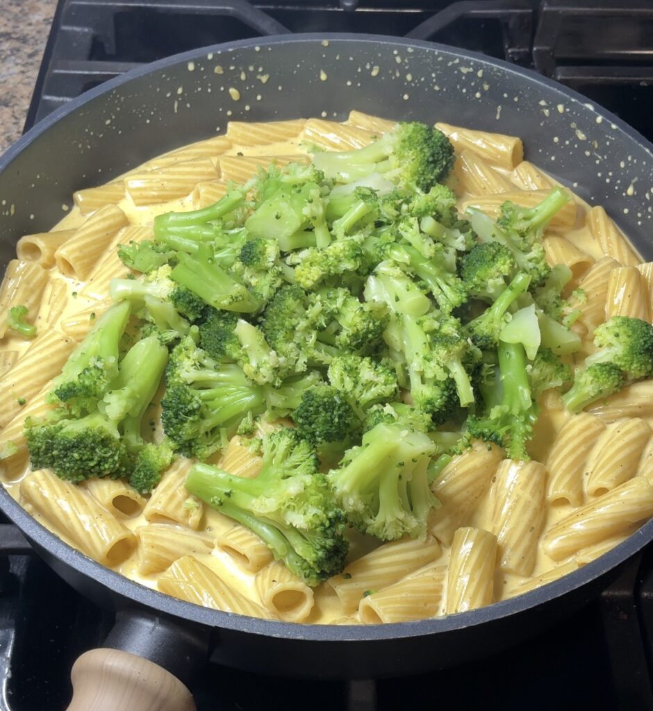 One Pot Broccoli Cheddar Pasta