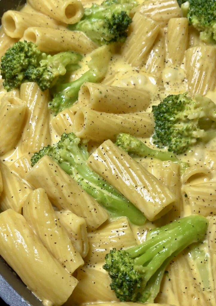 One Pot Broccoli Cheddar Pasta